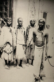 Mercado de escravos em Zanzibar, na Tanzânia, onde funcionou um dos últimos mercados árabes de escravos, até ser fechado pelos britânicos em 1873. Muito antes da chegada dos europeus ao continente africano, a escravidão já era uma instituição consolidada em várias regiões. Povos africanos guerreavam entre si, e o costume de transformar prisioneiros de guerra em servos ou escravos era amplamente aceito. Tais práticas não eram vistas necessariamente como imorais; elas faziam parte da lógica interna de sociedades tribais em que a vitória conferia direitos sobre os vencidos