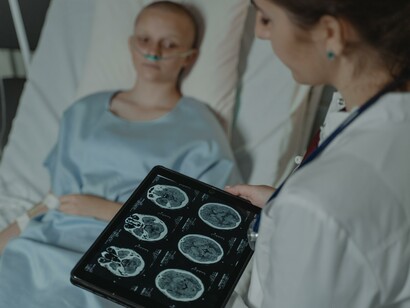 Médico olhando o resultado da tomografia computadorizada