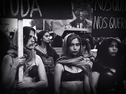 Grupo de mujeres se manifiestan a favor de la reivindicación y la igualdad de género en Santiago de Chile