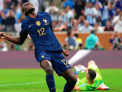 Kolo Muani. Invité de dernière minute, il se présente face au gardien et envoie une frappe puissante au sol © AP