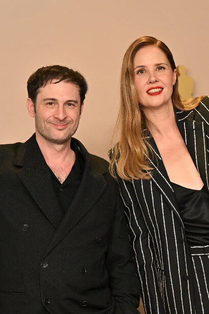 Arthur Harari e Justine Triet, vencedores da estatueta de Melhor Roteiro Original no Oscar 2024. A história de Anatomia de uma Queda revela a tensão entre verdade e culpa, com uma trama que desafia a percepção do público sobre a realidade