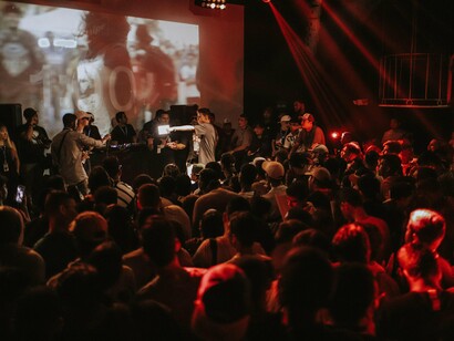 Festa de música eletrônica. Já sentiu aquela energia te tomar por completo ao ouvir uma batida que te faz querer dançar até o sol nascer? A música eletrônica, especialmente o breakbeat, possui um poder único de nos transportar para outro universo, onde os sentidos se aguçam e a mente se expande