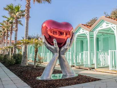 Lorenzo Quinn, All we need is love, exhibition view. Courtesy of Contini Art Gallery