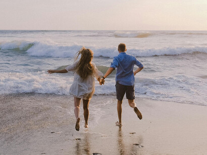 Coppia sulla spiaggia. Incontro inaspettato: una storia di scommesse, verità e amore