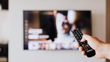 Controle remoto de televisão e o símbolo de controle dos canais