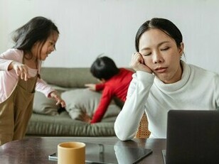 A maternidade representa um divisor importante na organização da rotina. Mulheres com crianças tendem a reorganizar completamente suas agendas. Em diferentes países, dados mostram que mães dedicam significativamente mais horas ao cuidado direto dos filhos do que os pais. Isso inclui tarefas como alimentação, acompanhamento escolar e organização de compromissos médicos. Mesmo quando há participação masculina, a gestão mental da rotina familiar recai majoritariamente sobre elas


