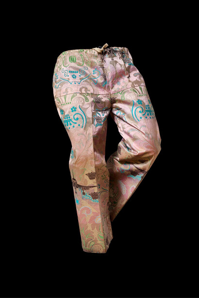 Who‘s wearing the pants? Piece in exhibition. Courtesy of Weltmuseum Wien