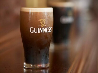Guinness es una cerveza muy característica, que se distingue especialmente por el sabor de la cebada tostada que se mantiene sin fermentar