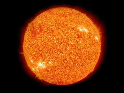 Explosion de soleil. Le soleil tourne autour de la terre relativement à un observateur situé sur la terre