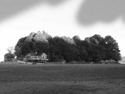 Arquitecto que opera en el vaivén de las mareas, no solo las del mar, sino también las culturales, sociales, climáticas, reconociendo que el territorio es un cuerpo vivo y cambia. 
Barranco Anais Orellana, aquí podrías ver "Al Guta", Un ser mitológico, de la Isla mágica de Chiloé, Chile