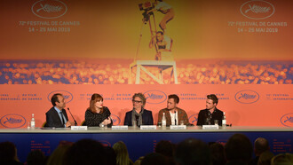 La actriz Bryce Dallas Howard, Dexter Fletcher, Taron Egerton y Richard Madden durante la rueda
de prensa de «Rocketman» en la 72 edición del Festival Internacional de Cannes. Foto: Serge Arnal. Paramount Pictures