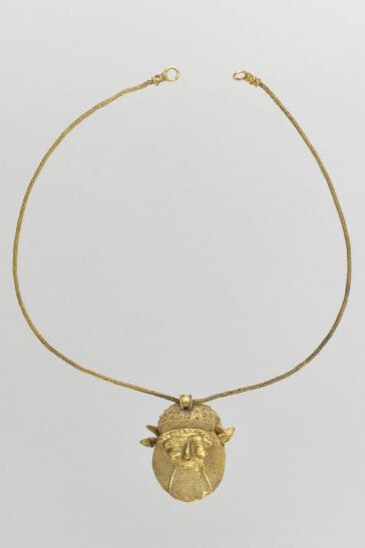 Collier à pendentif en forme de tête d'Achéloos. Vers 480 avant J.-C. . Or. Filigrane et granulation. Musée du Louvre, département des Antiquités grecques, étrusques et romaines © RMN