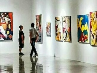 O planejamento do roubo é uma aula de desorganização; já o roubo, quando acontece, é esvaziado de tensão, resultando em um antinaturalismo cômico que mais se assemelha a uma cena filmada por Wes Anderson