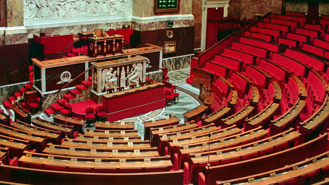 Semicírculo, como é chamado o Plenário. Palácio de Luxemburgo, sede do Senado Francês. A invenção da coabitação começou a fragilizar o espírito da Quinta República
