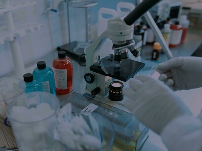 Laboratórios clandestinos, frequentemente pequenos e simples, são utilizados para produzir o fentanil, proporcionando uma maneira lucrativa para os traficantes