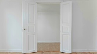 Una determinata e insistente pressione per forzare un pezzo di puzzle in una posizione sbagliata, nonostante sia evidente che non combaci