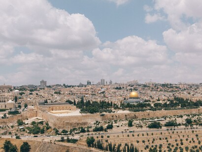 Les Pays qui signent les Accords abrahamiques sont bien conscients qu'en l'état actuel des choses, un accord peut être défini soit par l'inclusion de la Palestine dans l'État d'Israël  soit par la formation de deux États