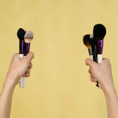 Muitas vezes, a maquiagem para os homens, está associada com a fragilidade masculina, uma vez que ao pensarmos que socialmente dito