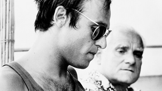 Mario Schifano con Alberto Moravia durate le riprese del film "Umano non umano"