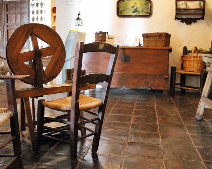 Comedor rural, Exhibition view. Courtesy of Museo Unicaja de Artes y Costumbres Populares