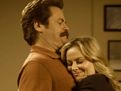 Amy es una funcionaria optimista y adicta al trabajo que sueña con llegar a ser presidenta de EE UU; Ron es un libertario contrario a toda intervención estatal