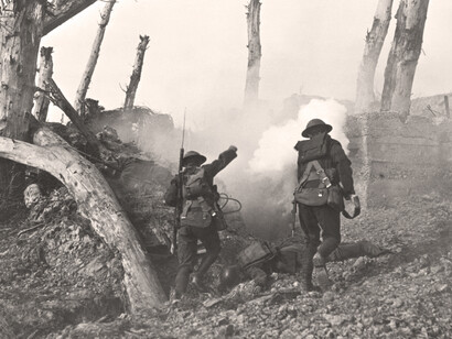 Soldados se acercan a líneas enemigas durante la Primera Guerra Mundial