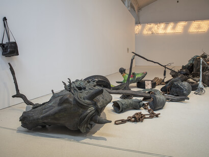 Fernando Sánchez Castillo, La perla peregrina, vista de exhibición. Cortesía del Museo Nacional Centro de Arte Reina Sofía