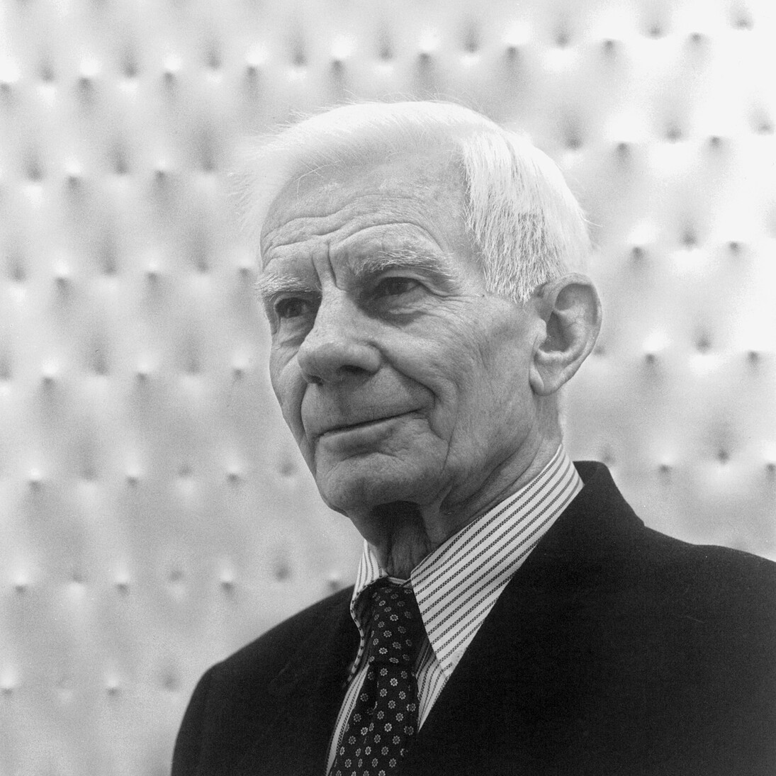 Enrico Castellani, 2001. Photo: Nanda Lanfranco. Courtesy Fondazione Enrico Castellani.