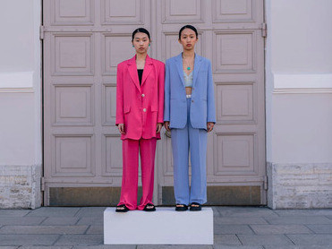 Elevating everyday fashion with a pop of colour, these outfits demonstrate how to effortlessly incorporate colour blocking into your wardrobe for any occasion