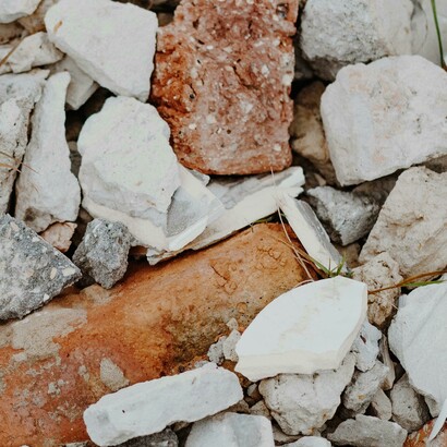 Abbassa il suo sguardo amareggiato, i cocci sono tutti ammucchiati ai suoi piedi