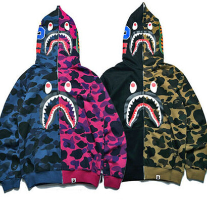Le culture Hip hop e underground stavano nascendo e i grossi produttori di moda dell’epoca si adattavano al cambiamento proponendo nelle loro collezioni appunto le felpe “hoodie” con il cappuccio
