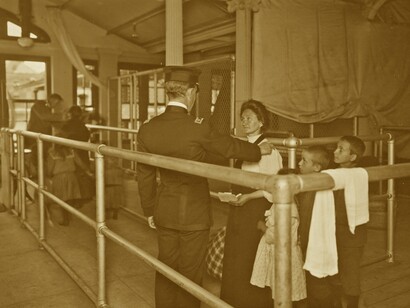 Desinfección de inmigrantes a su llegada a Nueva York