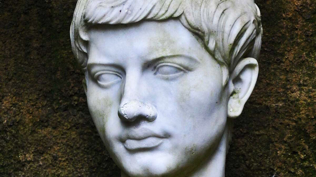 Busto de Virgilio a la entrada de su cripta en el Parque de la Cueva de Posillipo (Nápoles, Italia)