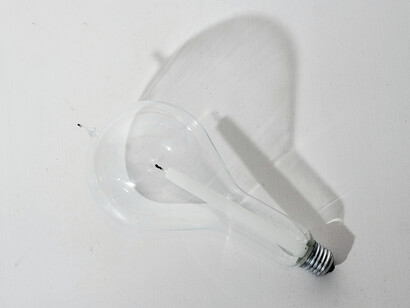 Jacopo Mazzonelli, Light (vetro soffiato, candela, innesto per lampadina), Courtesy Federico Bianchi Gallery