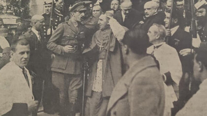 Una foto histórica. El Rey alfonso XIII es aclamado a su salida del Santuario de Monserrate, en ocasión de la visita efectuada a Orihuela para inagurar la Obra de riegos de la Federación de Sindicatos Agrícolas Católicos de Orihuela