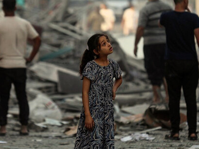 Una niña palestina observa desorientada los escombros tras los bombardeos en Gaza por parte de Israel