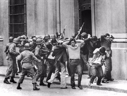Miembros del Ejercito de Chile realizan detenciones a manifestantes durante el Golpe de Estado en 1973