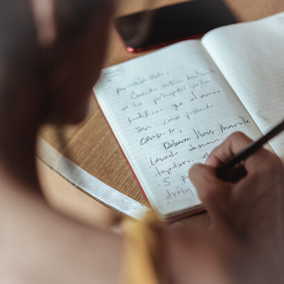 Écrire. Trop de négativité peut avoir un impact sur la psychologie des lecteurs et va contre les bienfaits thérapeutiques de la lecture