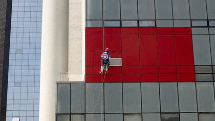 Capitão América trabalhando de maneira análoga às condições humanas