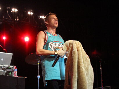 Benjamin Hammond Haggerty (1983), más conocido por su nombre artístico, Macklemore, es un rapero estadounidense