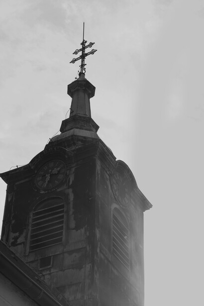 Por meio de ironia e humor, a obra critica a relação entre religião e moralidade no Brasil do século XIX