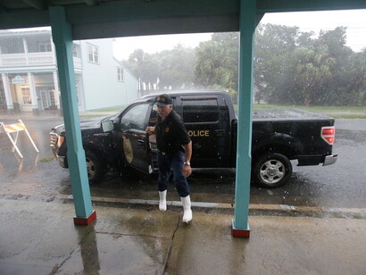 Un jefe de policía de Florida soportando la marea alta y las inclemencias del tiempo