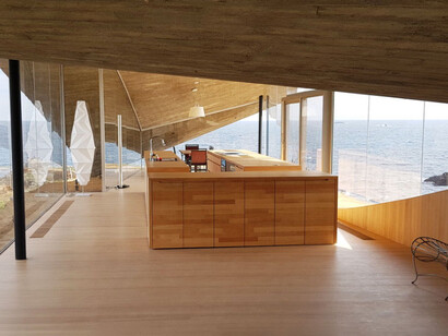 Exterior de la Casa en Ochoquebradas diseñada por Nishizawa. En sus proyectos, el arquitecto incorpora la espontaneidad del entorno natural, creando espacios llenos de vida y dinamismo. Región de Coquimbo, Chile