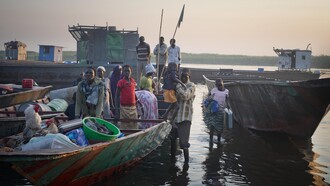 Des centaines de personnes arrivent chaque jour à Awerial après avoir fui le conflit dans et autour de la ville de Bor. Les gens voyagent toute la nuit sur des barges avec le peu qu'ils ont pu emporter de chez eux. Oxfam aide les personnes sur place en leur fournissant de l'eau potable et des installations sanitaires, tout en promouvant de bonnes pratiques d'hygiène, 14 janvier 2014