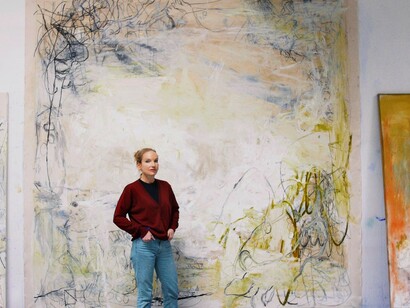 Rita Ackermann presenta le proprie opere nella galleria d'arte Hauser and Wirth a New York, 2020