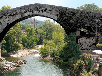 En Cangas tuvo lugar la Batalla de Covadonga, ganada por Don Pelayo a las tropas musulmanas, que simboliza el inicio de la Reconquista. Puente romano, Cangas de Onis, Asturias, España