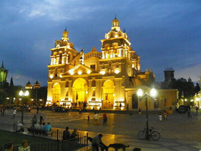Me di cuenta de que la vida no se trata de idealizar, ni de pensar que la felicidad está garantizada en una foto o en una vida nueva en otro país. Catedral de Córdoba, Argentina