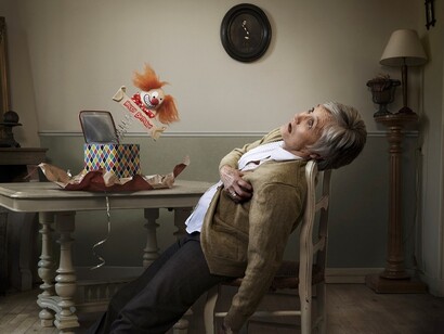 Una anciana sufre un ataque al corazón sola en su casa