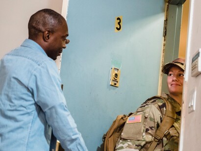 Olhares de despedida na porta de casa e o medo da finitude da vida
