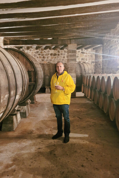 Parra siente un profundo orgullo por la tradición vitivinícola riojana y transmite la magia de sus bodegas en cada relato